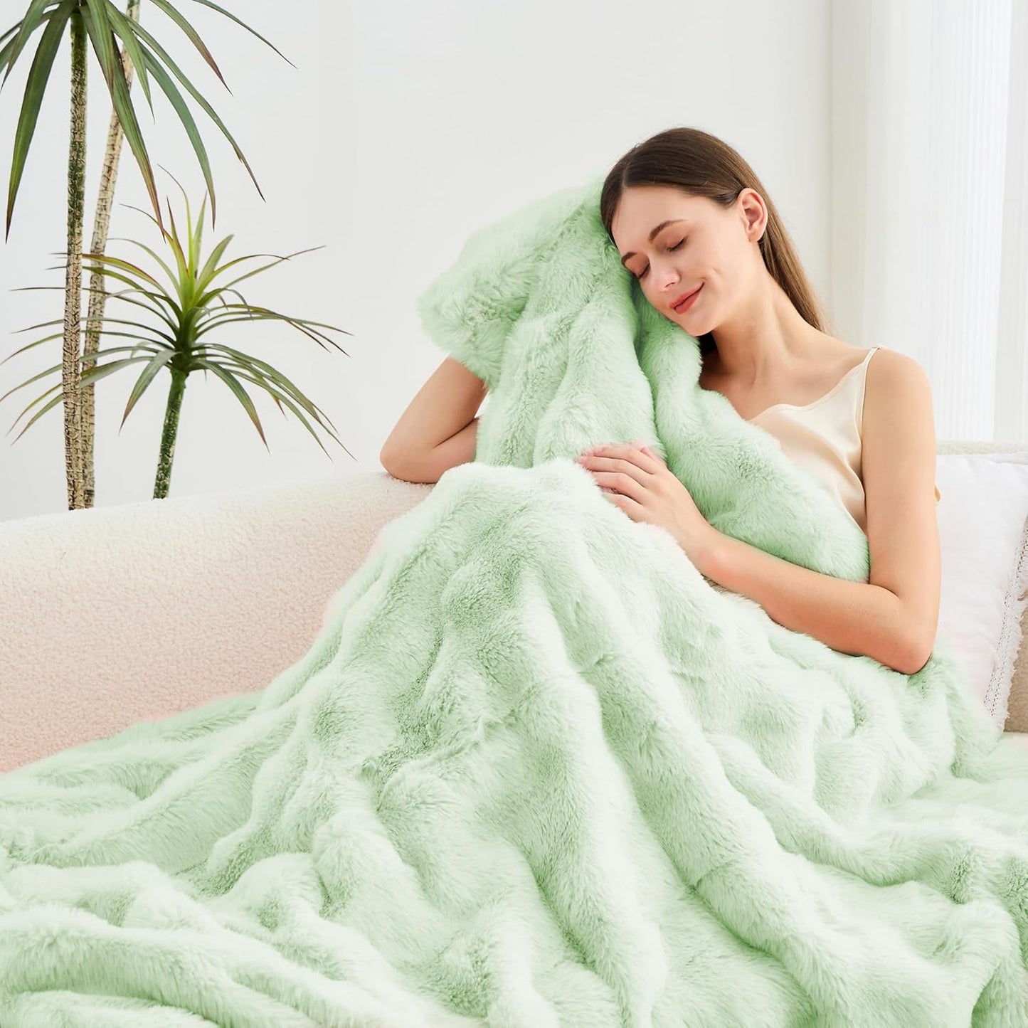 Luxury Faux Rabbit Fur Throw Blanket, Soft Bubble Fluffy Blanket Cozy Fuzzy Throw Blankets for Bed Sofa Couch, Decorative Thick Warm Plush Fuzzy Elegant Soft Mink Blanket (60" x 80", Green)