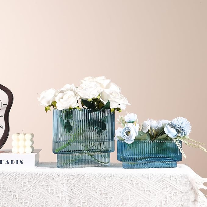 Short Glass Vases, Set of 2 Blue Glass Vases for Tulips, Ribbed Vase for Flowers, Modern Small Vase for Living Room, Dining Room, Bathroom, Desk, Shelf, Wedding, Office