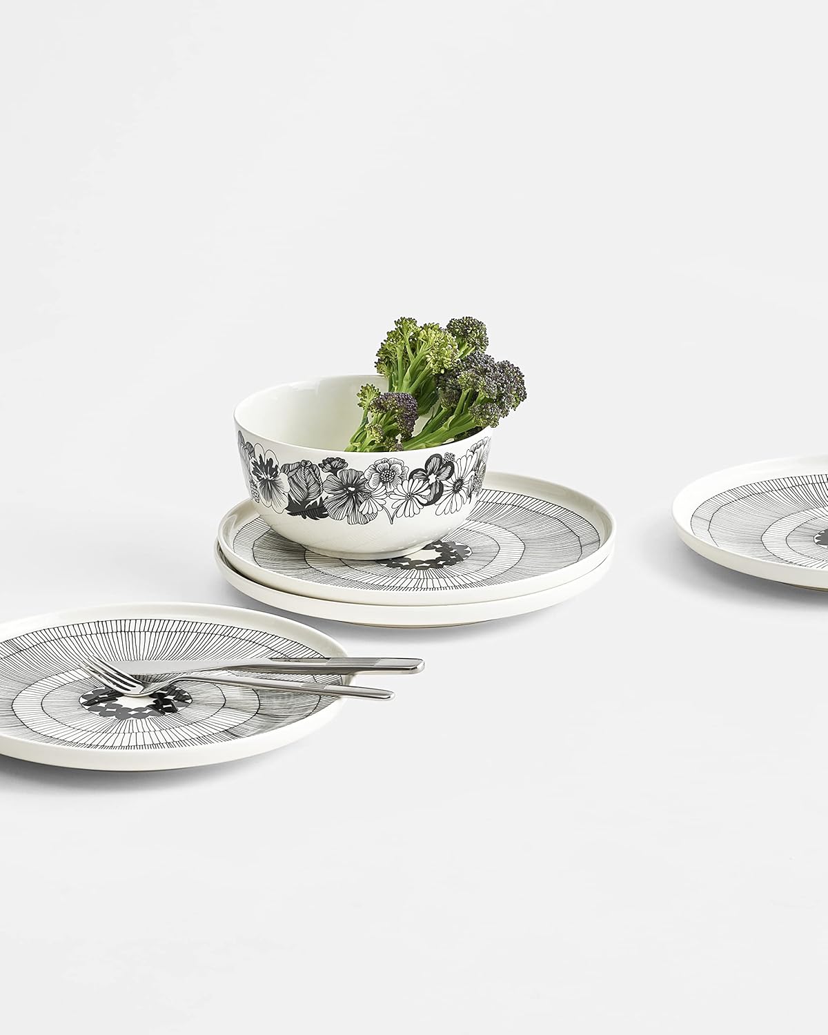 MARIMEKKO Oiva Siirtolapuutarha Dinner Plate — Refine Your Kitchen Décor with Our Iconic Black & White Stoneware — Stylish White Porcelain Dinner Plates to Elevate Your Dining Experience (10”)