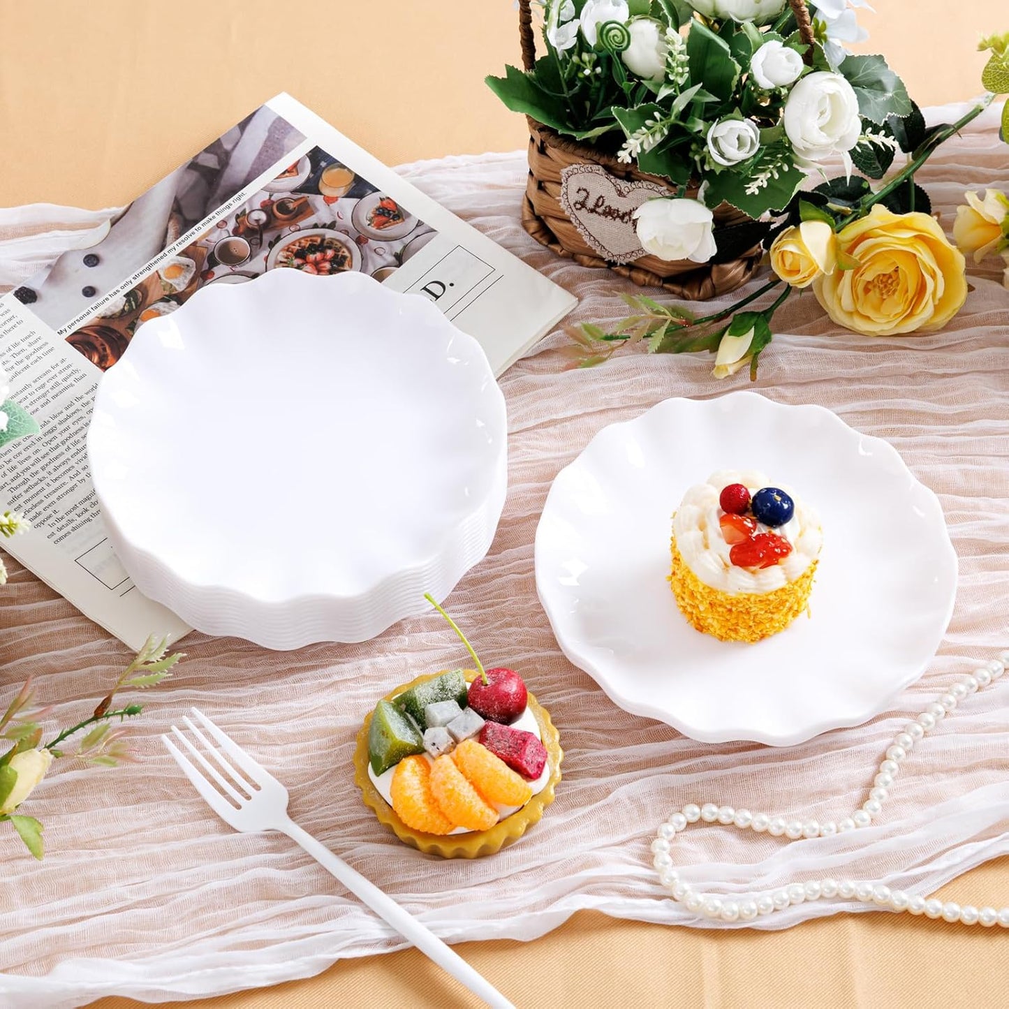 LIYH 20 Pcs 7.5 Inch White Scalloped Plastic Dessert Plates Reusable - Unbreakable Plastic Plates for Weddings Party Outdoor Picnics Dishwasher Safe BPA Free