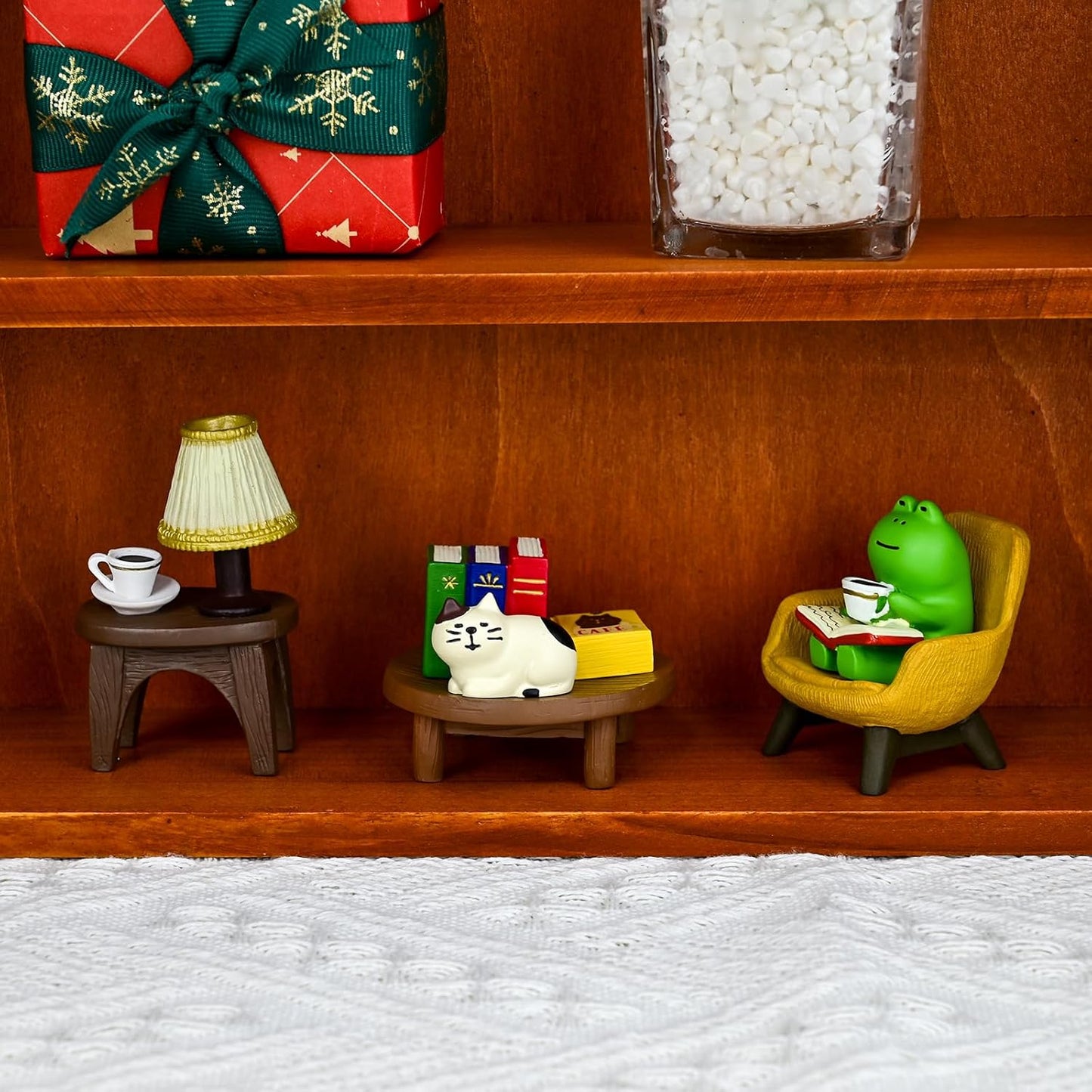 Miniature Frog Figurines Statue, Adorable Frog Collectibles for Desk and Bedroom Decor, Perfect Indoor Home Decorations and Gifts Set