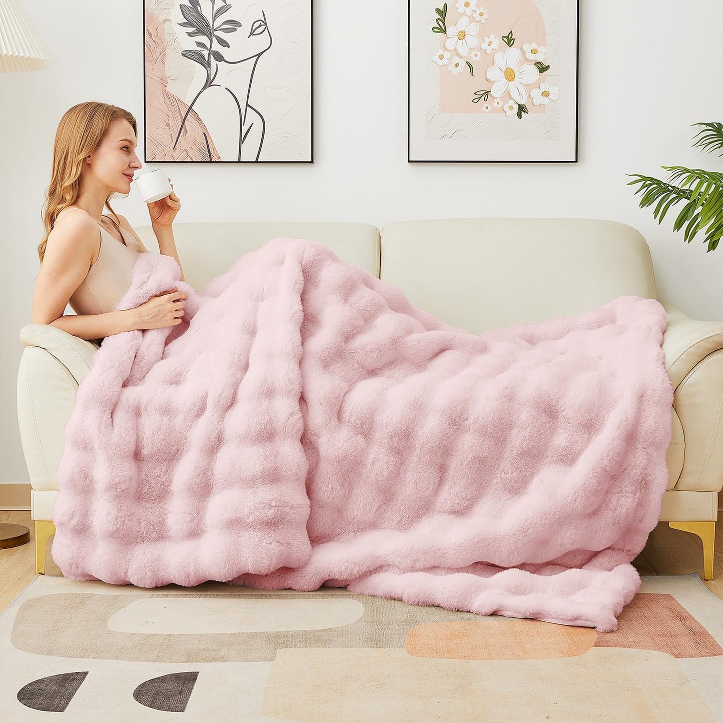 Latepis Pink Faux Fur Queen Blanket for Bed Bubble Cute Soft Warm Comforter Thick Furry Blanket for Sofa Bedroom Cozy Blankets for Women Gift Luxury Blankets for All Seasons 90''x90'', 860gsm