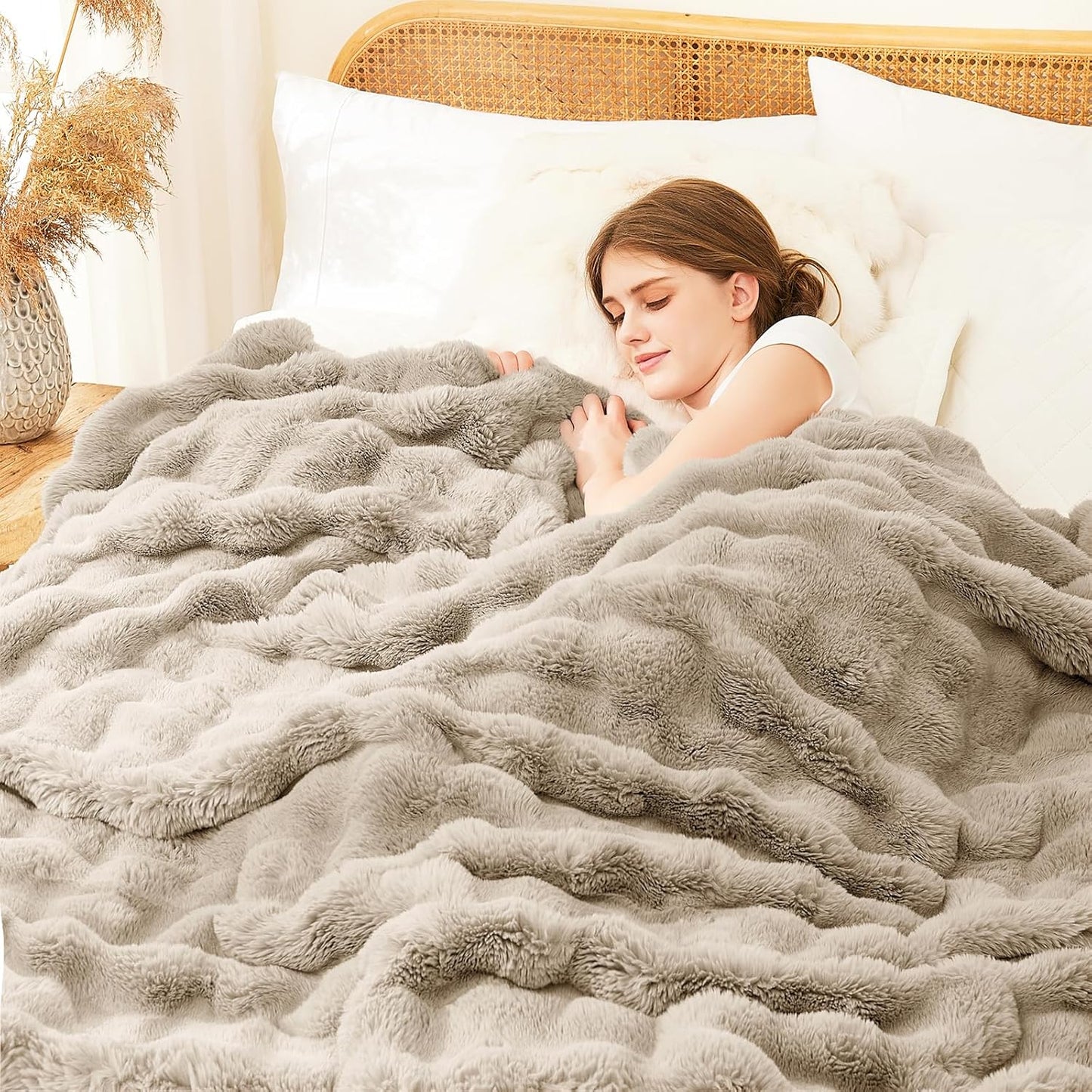 L'AGRATY Faux Rabbit Fur Blanket: 50" x 60" Luxury Soft Fluffy Thick Fur Throw Blanket for Couch Bed Sofa - Cozy Plush Bubble Blankets for Winter: Warm Flannel Fleece Decorative Blanket(Castle Grey)