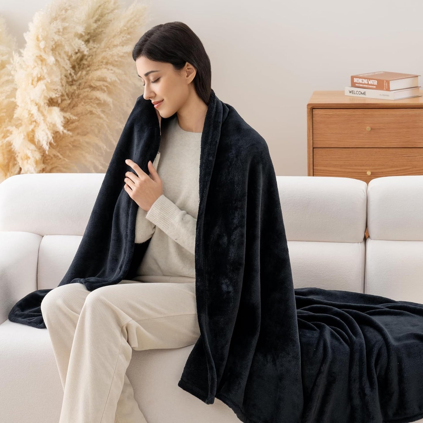 Luxury Fleece Warm Throw Blanket, Soft Lightweight Velvety Plush Throw for Couch and Bed, Cozy Comfy for All Seasons(Black, 50×70 Inches)