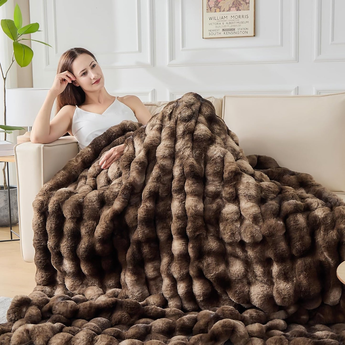 Luxury 1000GSM Faux Rabbit Fur Throw Blanket, Super Heavy Warm Cozy Blankets for Couch Bed Sofa, Bubble Plush Fuzzy Elegant Soft Reversible Mink Blanket for Living Room Bedroom, Brown