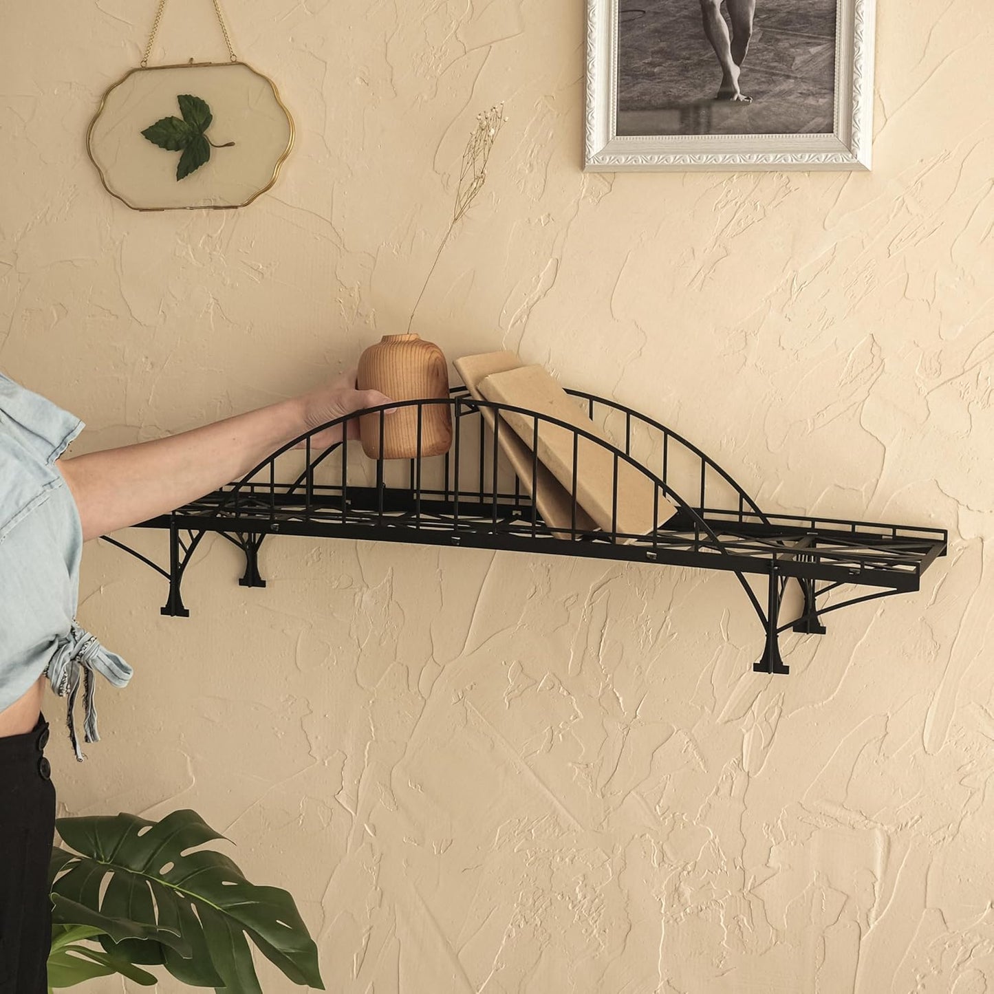 Metal Bridge Shelf – Iron Floating Shelf for Wall or Desk Use – Decorative Storage Rack for Books, Plants & Home Decor – Wall-Mounted or Tabletop Display (Loftesnes Black)