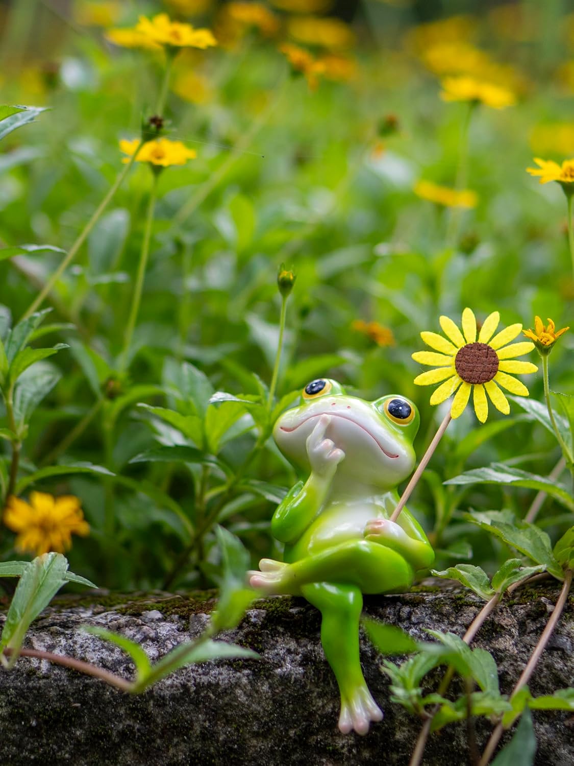Frog Figurine, Funny Frog Statue with Removable Flower, DIY Customizable Office Home Decor for Living Room Shelf Desk Accessories, Outdoor Yard Garden Decorations, Birthday Gifts for Women