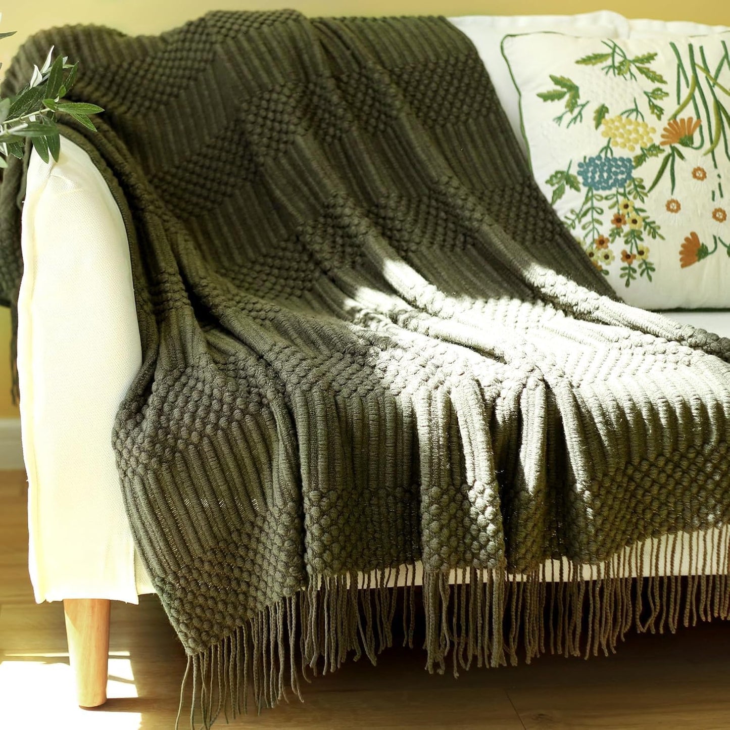 Blagic Knitted Throw Blanket for Couch, Bed and Sofa. Super Soft Blanket with Tassels, Dark Green Throw Blanket, 60 x 80 Inches Lightweight & Cosy Home Decor