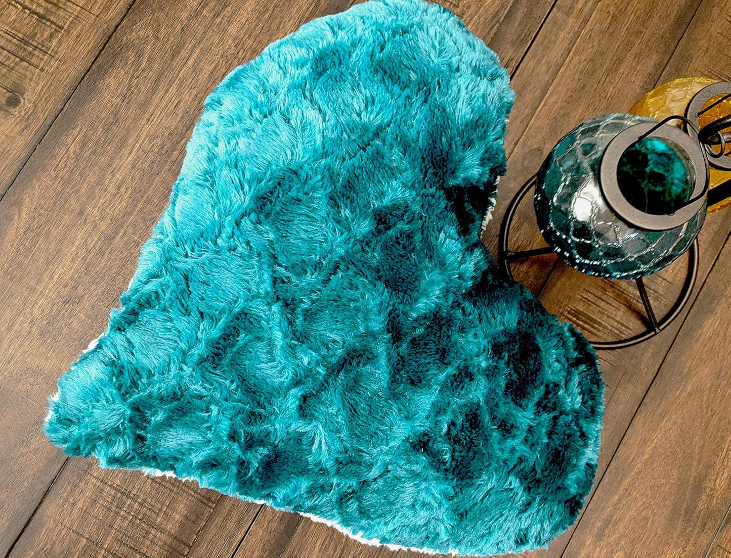 DaDa Bedding Hand-Made Dreamy Heart Shaped Faux Fur Pillow - Lucky Emerald Green Luxury Throw Cushion with Sewn Insert - Fluffy Soft White Sherpa Backside - 16” x 14”